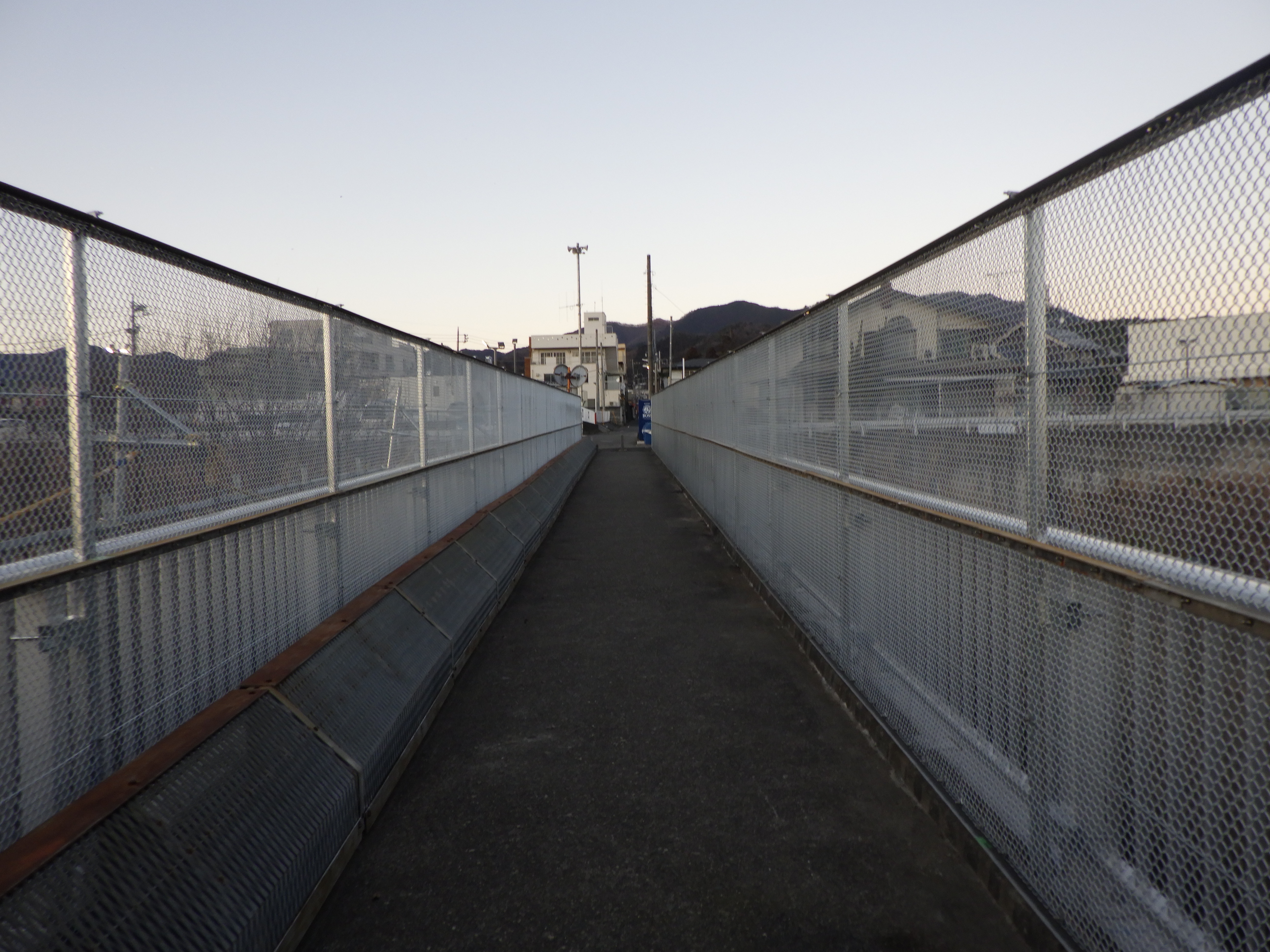 中央自動車道　大塚橋　投物防止柵取替工